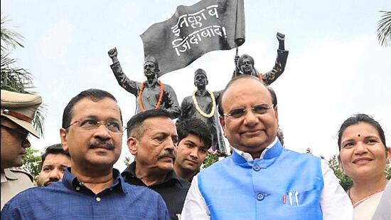Lieutenant governor VK Saxena and chief minister Arvind Kejriwal at Shaheedi Park on Tuesday. (Raj K Raj/HT Photo)