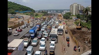 Commuters face traffic congestion during peak hours at Chandani Chowk despite the facility of service roads, underpass and bridges (HT FILE PHOTO)