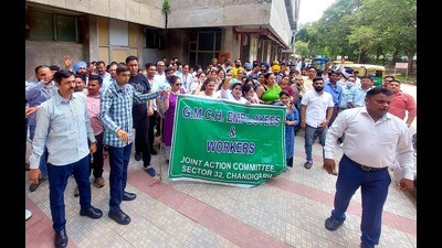 Members of the GMCH Employees and Workers Joint Action Committee staging a protest on the hospital premises on Wednesday. (HT Photo) Members of the GMCH Employees and Workers Joint Action Committee staging a protest on the hospital premises on Wednesday. (HT Photo)