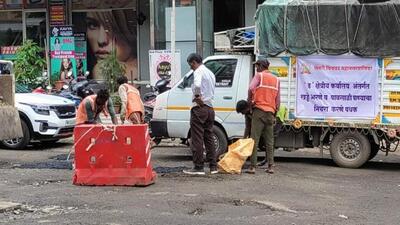 PCMC staff repair potholes in the city. (HT PHOTO) PCMC staff repair potholes in the city. (HT PHOTO)
