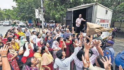 People crowd near an NCCF mobile van outside Krishi Bhavan in Delhi on Tuesday to purchase tomatoes at a subsidised rate. (Sanjeev Verma/ HT Photo) People crowd near an NCCF mobile van outside Krishi Bhavan in Delhi on Tuesday to purchase tomatoes at a subsidised rate. (Sanjeev Verma/ HT Photo)