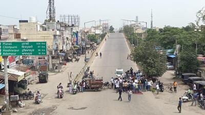 Protestors blocking the Jalandhar-Hoshiarpur road near Rama Mandi on Wednesday. (HT Photo) Protestors blocking the Jalandhar-Hoshiarpur road near Rama Mandi on Wednesday. (HT Photo)