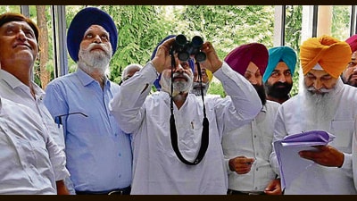 Senior SAD leader Maheshinder Singh Grewal using a pair of binoculars to read the ward delimitation draft map at MC Zone D office in Ludhiana. (HT PHOTO) Senior SAD leader Maheshinder Singh Grewal using a pair of binoculars to read the ward delimitation draft map at MC Zone D office in Ludhiana. (HT PHOTO)