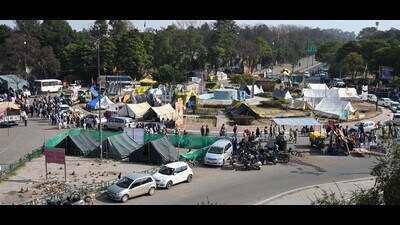 Since January 7, Sikh activists under the banner of Qaumi Insaaf Morcha have been protesting at YPS Chowk in Mohali, blocking traffic movement on the crucial Chandigarh-Mohali route. (HT) Since January 7, Sikh activists under the banner of Qaumi Insaaf Morcha have been protesting at YPS Chowk in Mohali, blocking traffic movement on the crucial Chandigarh-Mohali route. (HT)