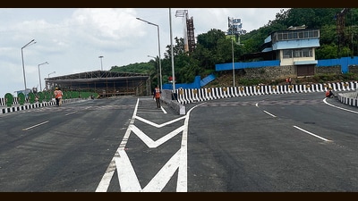 The preparations, finishing touches, and beautification efforts were seen taking place on Wednesday at the Chandani Chowk flyover. (Kalpesh Nukte/HT PHOTO)