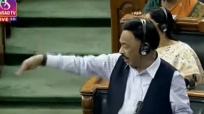 Narayan Rane asking MP Arvind Sawant to sit down.