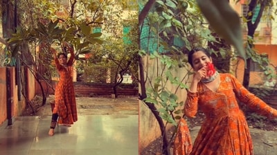 Woman dancing to the song Mohe Rang Do Laal. (Instagram/@radhika_karandikar.kathak) Woman dancing to the song Mohe Rang Do Laal. (Instagram/@radhika_karandikar.kathak)