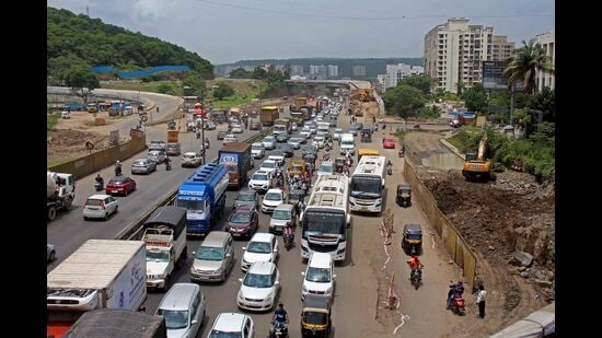 Commuters face traffic congestion during peak hours at Chandani Chowk despite the facility of service roads, underpass and bridges (HT FILE PHOTO)