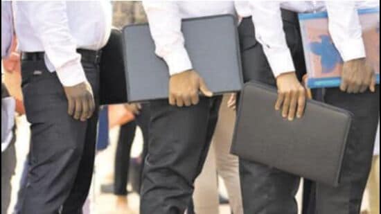 Nearly 1000 candidates, including engineers and MCA degree holders have applied for the 150 odd posts of safai sewak (sweepers) and 30 posts of sewer man in the municipal corporation (MC).
