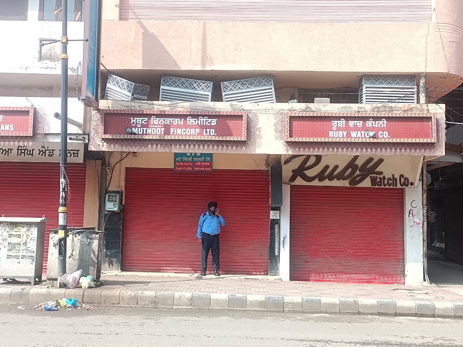 A security person stands guard outside a shop in Amritsar amid the bandh call. (Sameer Sehgal/HT) A security person stands guard outside a shop in Amritsar amid the bandh call. (Sameer Sehgal/HT)