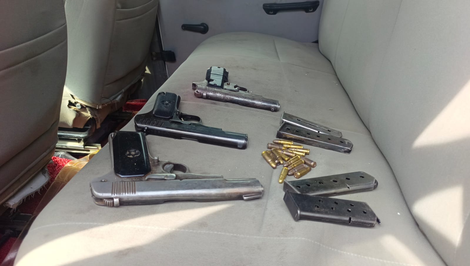 The arms and ammunition recovered from the gangsters’ car. (HT Photo)