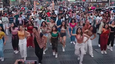 Flashmob dance to the song What Jhumka. (YouTube/@Shaimak New York)