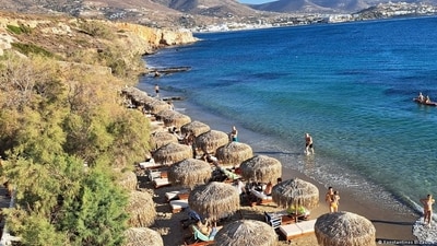 A familiar sight on Greek beaches: Identical sun loungers and umbrellas fill almost the entire beach, right up to the shoreline. (Konstantinos Bizas/DW) A familiar sight on Greek beaches: Identical sun loungers and umbrellas fill almost the entire beach, right up to the shoreline. (Konstantinos Bizas/DW)