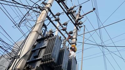 Gurugram, India-May 25 : A DHBVN worker repairing the damaged wire due to overload on a hot summer day at 4/8 Marla Near Government School, in Gurugram, India, on Thursday, 25 May 2023. (Photo by Parveen Kumar/Hindustan Times)(Pic to go with Leena Dhankar's story) Gurugram, India-May 25 : A DHBVN worker repairing the damaged wire due to overload on a hot summer day at 4/8 Marla Near Government School, in Gurugram, India, on Thursday, 25 May 2023. (Photo by Parveen Kumar/Hindustan Times)(Pic to go with Leena Dhankar's story)