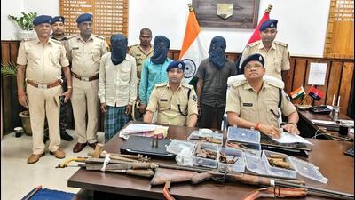 Kaimur SP Lalit Mohan Sharma with arrested Maoists and the recovered firearms. (HT Photo) Kaimur SP Lalit Mohan Sharma with arrested Maoists and the recovered firearms. (HT Photo)