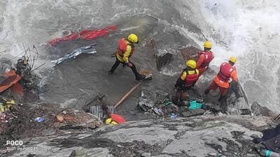 The SDRF team carrying out search and rescue operation after the Gaurikund landslide. (HT Photo) The SDRF team carrying out search and rescue operation after the Gaurikund landslide. (HT Photo)
