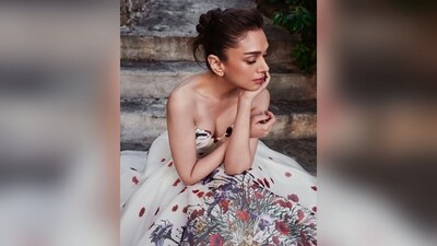 With the assistance of make-up artist Mitesh Rajani, Aditi got decked up in nude eyeshadow, darkened eyebrows, mascara-coated eyelashes, contoured cheeks with loads of highlighter and a shade of nude lipstick. (Instagram/@aditiraohydari) With the assistance of make-up artist Mitesh Rajani, Aditi got decked up in nude eyeshadow, darkened eyebrows, mascara-coated eyelashes, contoured cheeks with loads of highlighter and a shade of nude lipstick. (Instagram/@aditiraohydari)
