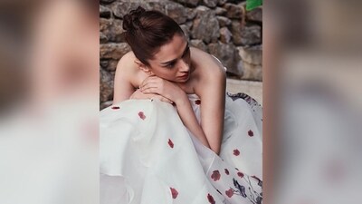 To complete her glamorous look, Aditi styled her hair into a twisted puff at the front and elegantly pulled them back into a chic bun. (Instagram/@aditiraohydari) To complete her glamorous look, Aditi styled her hair into a twisted puff at the front and elegantly pulled them back into a chic bun. (Instagram/@aditiraohydari)