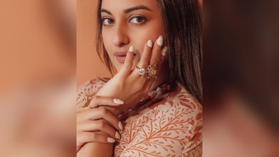 Assisted by celebrity makeup artist Savleen Kaur Manchanda, Sonakshi got decked up in nude eyeshadow, mascara-coated lashes, darkened brows, contoured cheeks and a shade of nude lipstick. (Instagram/@aslisona) Assisted by celebrity makeup artist Savleen Kaur Manchanda, Sonakshi got decked up in nude eyeshadow, mascara-coated lashes, darkened brows, contoured cheeks and a shade of nude lipstick. (Instagram/@aslisona)