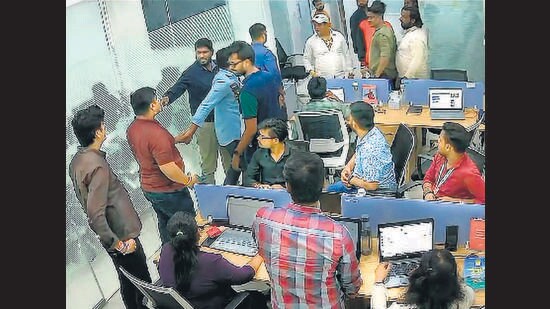 In the evening, a group of around a dozen men barged into his office in Goregaon East, created a ruckus in his office and forced him into a four-wheeler at gunpoint. Singh was then taken to the office of Prakash Surve in Dahisar East, where his son Raj was present. In the Shiv Sena MLA’s office, Singh claimed he was forced to sign a ₹100 stamp paper terminating the monetary deal with Manoj Mishra, owner of a music company Adishakti Pvt Ltd. (HT PHOTO)