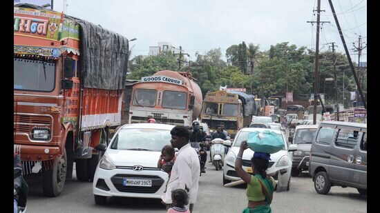 PMC’s efforts to reduce traffic congestion at these dangerous spots have been far from satisfactory with citizens alleging that high density traffic volume of the road and construction of high-rises around the connecting road was one of the prime reasons behind the rising number of traffic accidents on the road. (REPRESENTATIVE PHOTO)