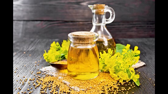 The state government had decided to distribute fortified mustard oil through the PDS at the rate of two litres per month per family at ₹20 per litre from September 2018, one year before the assembly elections. (Shutterstock)