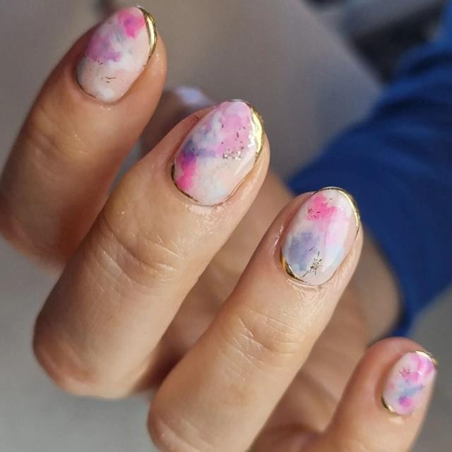 Marble art with a tinge of glitter is perfect for festive occasions (Photo: Instagram) Marble art with a tinge of glitter is perfect for festive occasions (Photo: Instagram)