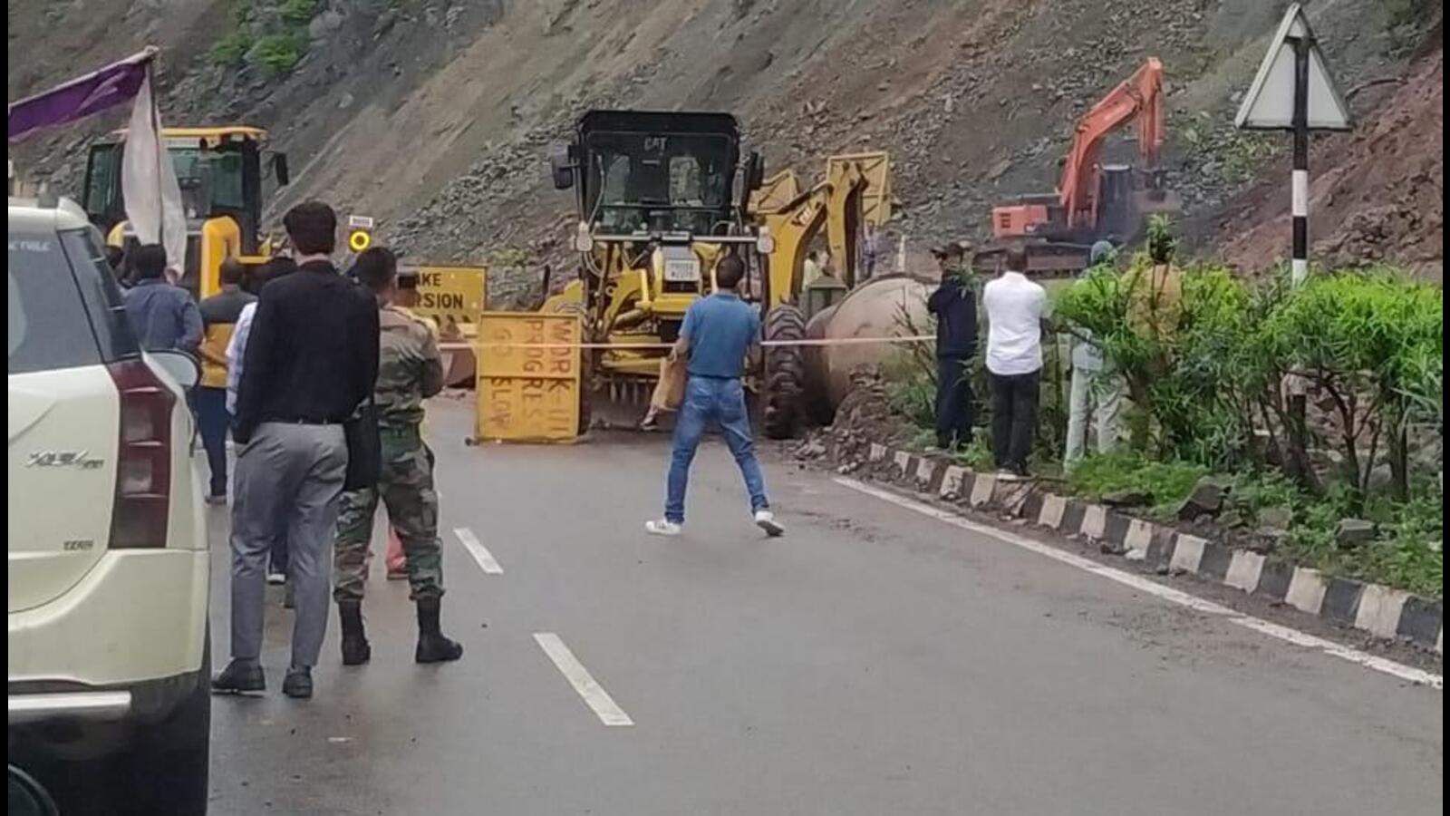 Traffic stalled on Chandigarh-Shimla highway for 8 hours after landslide near Chakki Morh - Vimarsana News