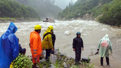 Uttarakhand SDRF and NDRF personnel conduct a search operation following a landslide due to heavy rains at Gaurikund in Rudraprayag on Thursday. (ANI Photo) Uttarakhand SDRF and NDRF personnel conduct a search operation following a landslide due to heavy rains at Gaurikund in Rudraprayag on Thursday. (ANI Photo)
