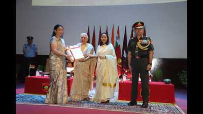 Governor Anandiben Patel at the function to felicitate Veer Naris. (HT) Governor Anandiben Patel at the function to felicitate Veer Naris. (HT)