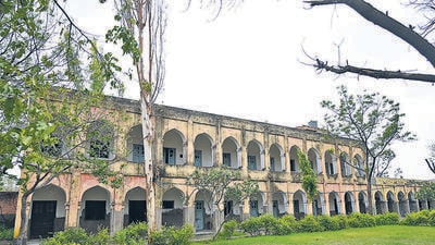 Most institutions saw low turnout on Friday as parents are still wary of sending their children to school. (Parveen Kumar/ HT) Most institutions saw low turnout on Friday as parents are still wary of sending their children to school. (Parveen Kumar/ HT)