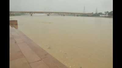 On Saturday evening, the Rapti touched the 73.84 metre mark, which is just one metre below the danger mark, in Gorakhpur, official data showed. (HT PHOTO) On Saturday evening, the Rapti touched the 73.84 metre mark, which is just one metre below the danger mark, in Gorakhpur, official data showed. (HT PHOTO)