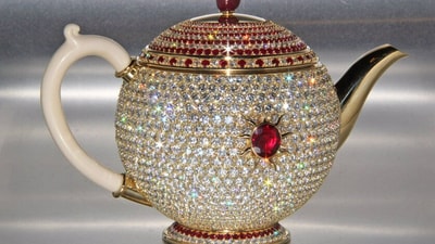 This teapot comprises gold, diamond, and rubies. (Twitter/@GuinnessWorldRecords)