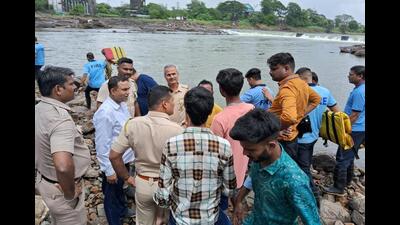 The officer added that the bodies are yet to be recovered. “The rescue operation, which included expert swimmers and the fire bridge officials, was called off on Friday. We will start it again on Saturday.” (HT PHOTO)