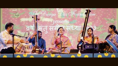 Vocalist Shobha Choudhary (centre) performing in the city (HT Photo)