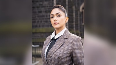 Assisted by makeup artist Lochan Thakur, Mrunal got decked up in nude eyeshadow, darkened brows, mascara-coated lashes, contoured cheeks and a shade of nude lipstick. (Instagram/@mrunalthakur) Assisted by makeup artist Lochan Thakur, Mrunal got decked up in nude eyeshadow, darkened brows, mascara-coated lashes, contoured cheeks and a shade of nude lipstick. (Instagram/@mrunalthakur)