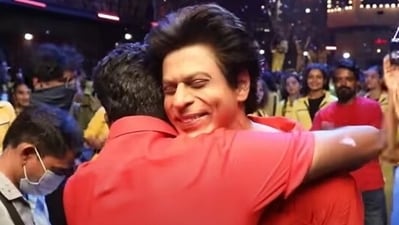 Atlee hugs Shah Rukh Khan while filming Zinda Banda Atlee hugs Shah Rukh Khan while filming Zinda Banda