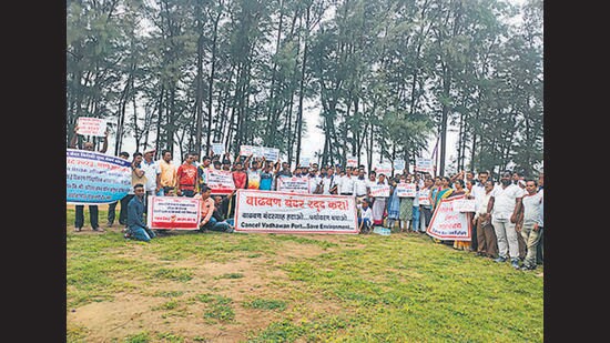 The protestors staged a march from the Ponda High School ground near Dahanu beach to the district forest department headquarters, raising slogans condemning the DTEPA, the Jawaharlal Nehru Port Authority (JNPA) and the forest department. (HT PHOTO)