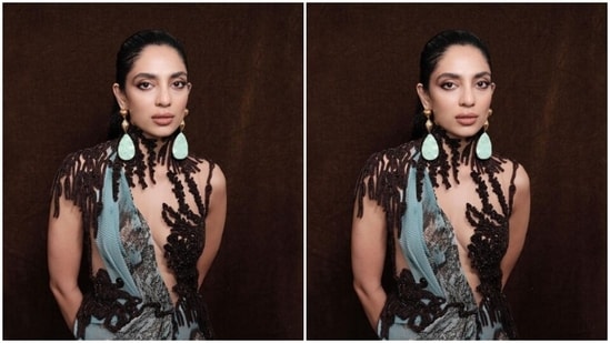 Assisted by makeup artist Shraddha Mishra, Sobhita decked up in nude eyeshadow, black eyeliner, black kohl, mascara-laden eyelashes, feathered eyebrows, contoured cheeks and a shade of nude lipstick.&nbsp;(Instagram/@sobhitad)