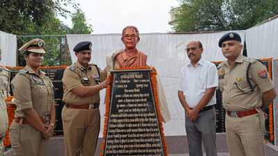 A sculpture of Shachindranath Bakshi, an active participant in the Kakori Train robbery, now graces the jail premises. (HT Photo) A sculpture of Shachindranath Bakshi, an active participant in the Kakori Train robbery, now graces the jail premises. (HT Photo)