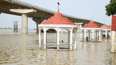 A swollen Ganga river at Kali Ghat in Patna. (Santosh Kumar/HT) A swollen Ganga river at Kali Ghat in Patna. (Santosh Kumar/HT)