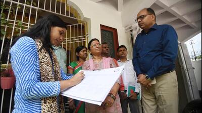 An enumerator collects information from residents as part of the caste-based survey in Patna. (HT FILE)