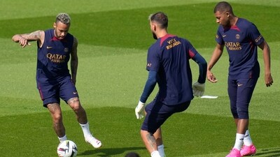 PSG's Neymar, left, and Kylian Mbappe , right, train at the new Paris Saint-Germain training center Thursday, July 20, 2023 (AP)