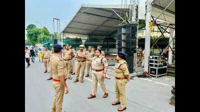 Lucknow Police reviewing security arrangement in a shopping mall ahead of the Independence Day on August 15. (HT Photo)