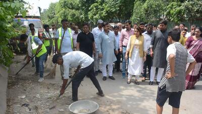 MCD mayor Shelly Oberoi with other MCD officials at the launch of mega cleanliness drive on Saturday (HT photo) MCD mayor Shelly Oberoi with other MCD officials at the launch of mega cleanliness drive on Saturday (HT photo)