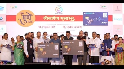 Nitin Gadkari (centre)inaugurated the card at the event attended by Maha deputy CMs Ajit Pawar and Devendra Fadnavis and guardian minister Chandrakant Patil. on Saturday (HT PHOTO)