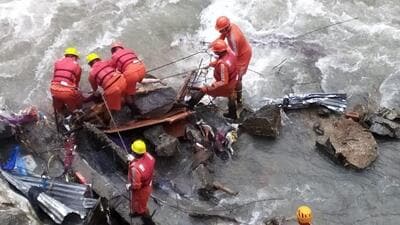 Teams of NDRF, SDRF recovered two more bodies on Saturday morning (HT Photo) Teams of NDRF, SDRF recovered two more bodies on Saturday morning (HT Photo)