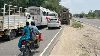 The driving tests and vehicle fitness checks lead to inconvenience to commuters as well as the applicants who had to wait in long queues. (HT Photo) The driving tests and vehicle fitness checks lead to inconvenience to commuters as well as the applicants who had to wait in long queues. (HT Photo)
