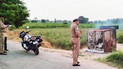 Villagers set the liquor stall on fire in Khindora village in Ghaziabad on Friday evening. (Sakib Ali /Hindustan Times) Villagers set the liquor stall on fire in Khindora village in Ghaziabad on Friday evening. (Sakib Ali /Hindustan Times)