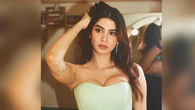 With the assistance of hairstylist Sourav Roy, Khushi styled her lush locks into soft curls and left them open in the middle partition.&nbsp; (Instagram/@mohitrai)